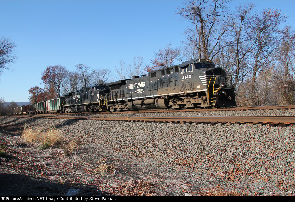 NS 4142 takes coal train 590 East toward Baltimore